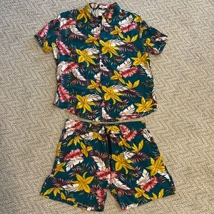 NWOT Men’s Beach Matching Set, Size L. Hawaiian Pattern with pocket/drawstring